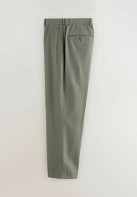 Pantaloni verde măsliniu dintr-un material ușor, cu un design drept, un buzunar la spate și închidere cu nasture la talie.