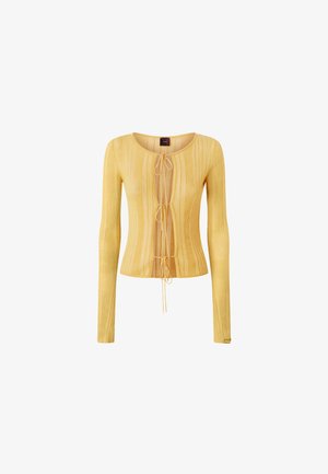 Top de punto acanalado amarillo, de mangas largas, con cuello redondo y detalle de lazo en el frente. Presenta un diseño ajustado y una tela suave y texturada.