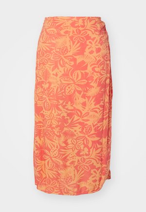 Longue jupe corail avec un motif floral tropical jaune. Fabriquée en tissu léger avec une texture douce et une taille froncée.