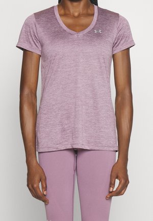 Personne portant un t-shirt violet Under Armour ajusté à manches courtes et col en V avec des leggings violets assortis, visible du cou jusqu'aux hanches.