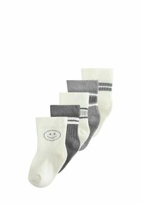 Fünf Paar Socken in verschiedenen Grautönen und Creme. Eine Cremsocke hat ein Smiley-Gesicht. Gerippte Textur mit gestreiften Akzenten.