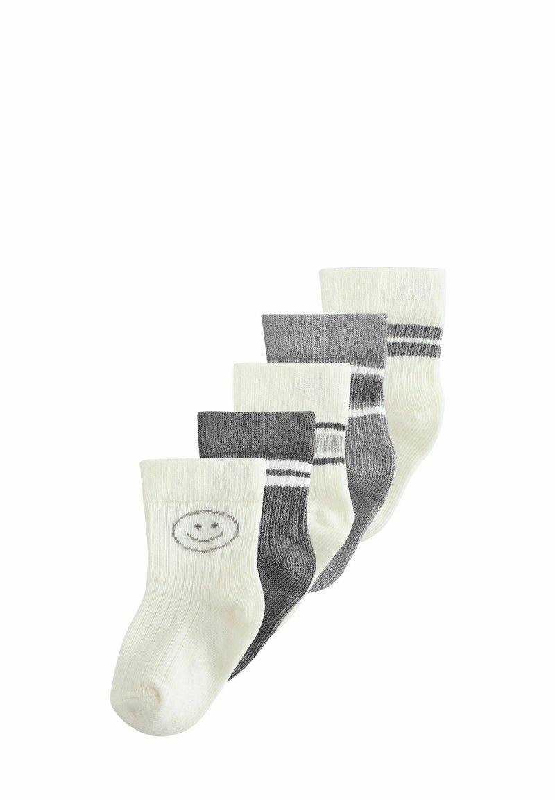 Fünf Paar Socken in verschiedenen Grautönen und Creme. Eine Cremsocke hat ein Smiley-Gesicht. Gerippte Textur mit gestreiften Akzenten.