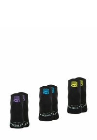Trois paires de chaussettes de cheville noires avec des logos colorés en violet, bleu et jaune, disposées côte à côte sur un fond blanc.