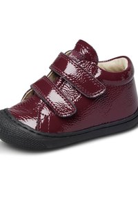 Scarpa in pelle verniciata color bordeaux con due cinturini regolabili in velcro, suola in gomma nera, punta arrotondata e texture liscia.