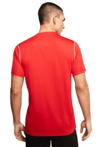 Rotes Sporthemd mit kurzen Ärmeln, glatter Textur und weißen Akzenten entlang der Schultern und des Kragens. Flexibler Sitz.