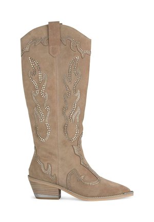 Beige Wildleder-Cowboystiefel mit spitzer Zehe, verziert mit dekorativen Flammenmustern und silbernen Nieten, sowie einem gestapelten Absatz.