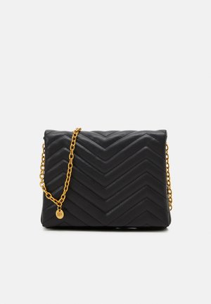 Zwart leren clutch met een chevronpatroon, voorzien van een gouden kettingriem en een ronde logo-accent. Gestructureerde rechthoekige vorm.