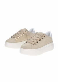 Sneakers platform in suede beige con suola in gomma bianca, punta rotonda, occhielli oro e lacci coordinati. Accentuati da un tacco bianco.