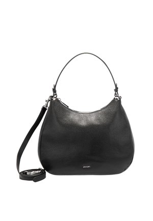 Bolso de mano de cuero negro con superficie texturizada, asa corta única, correa larga desmontable y pequeño logo plata "JOOP!" en la parte delantera.