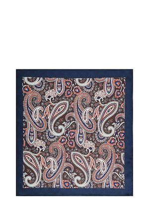 Granatowa chusta w kształcie kwadratu z bordiurą, z wzorem paisley w kolorach czerwonym, niebieskim i białym na ciemnobrązowym tle. Gładka faktura materiału.