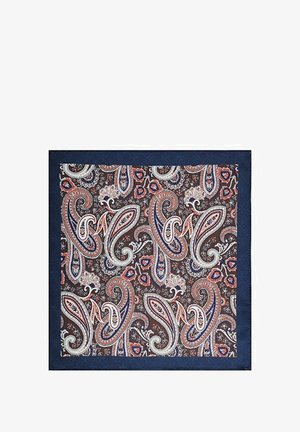 Granatowa chusta w kształcie kwadratu z bordiurą, z wzorem paisley w kolorach czerwonym, niebieskim i białym na ciemnobrązowym tle. Gładka faktura materiału.