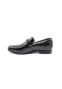 Mocassins en cuir noir avec une finition lisse, bout pointu, sangle décorative et boucle, petit talon empilé et design minimaliste.
