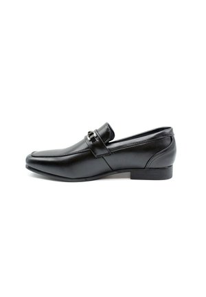 Mocassins en cuir noir avec une finition lisse, bout pointu, sangle décorative et boucle, petit talon empilé et design minimaliste.