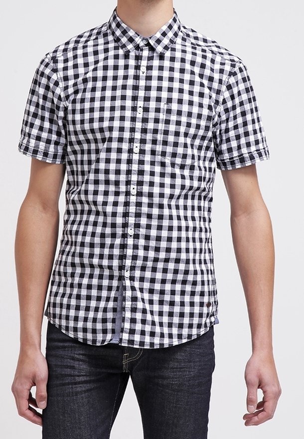 Camisa de manga corta de cuadros con un patrón de gingham en blanco y negro, cuello abotonado y bolsillo en el pecho. Confeccionada en tejido ligero.