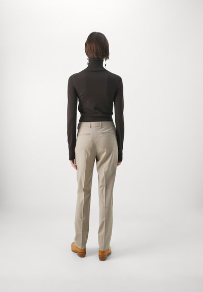 Filippa K EMMA TROUSERS - Kelnės - desert tau
