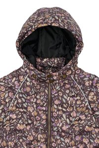 Padded vijolična jakna s cvetnim vzorcem v rožnatih in modrih odtenkih. Ima kapuco, zadrgo in gumbne detajle. Teksturovani material.