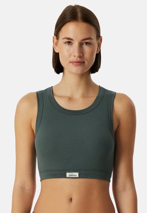 Donkergroene geribbelde crop top met een ronde halslijn en brede bandjes, met een klein wit merkje aan de onderrand van de voorkant.