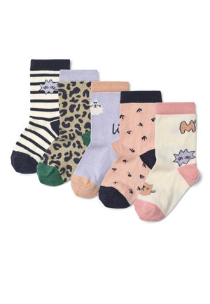 Fem farverige børnesokker på række med striber, leopardprint, skyer, små sorte mærker og dyreansigtsdesigns.