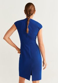 Blaues, tailliertes Kleid mit kurzen Ärmeln, einem Reißverschluss auf der Rückseite und einem leicht ausgestellten Saum, das eine glatte Textur und eine klassische Silhouette aufweist.