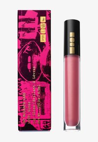 Un tubetto di lucidalabbra rosa con un tappo nero accanto a una scatola rosa brillante e nera con un logo dorato e un design grafico di labbra.