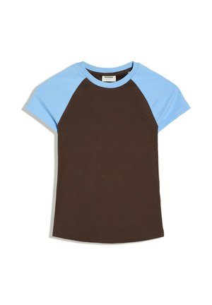 T-shirt à manches courtes avec manches et col bleu clair, et corps uni marron foncé, posé à plat sur un fond blanc.