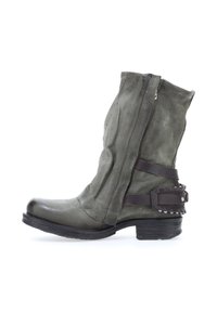 Bota de tobillo de cuero gris con un diseño arrugado, cremallera lateral y una correa marrón oscuro alrededor del tobillo con herrajes decorativos.