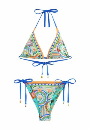 Bikini deux pièces avec liens bleus, avec motifs floraux et géométriques colorés sur tissu blanc et turquoise.
