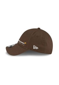 Brączowa czapka baseballowa McLaren Formula 1 z haftowanymi logo z przodu i po bokach, zakrzywiony daszek i guzik na szczycie.