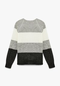 Suéter de punto con franjas horizontales en verde oscuro, gris claro, gris y blanco. Textura suave con puños y dobladillo acanalados.
