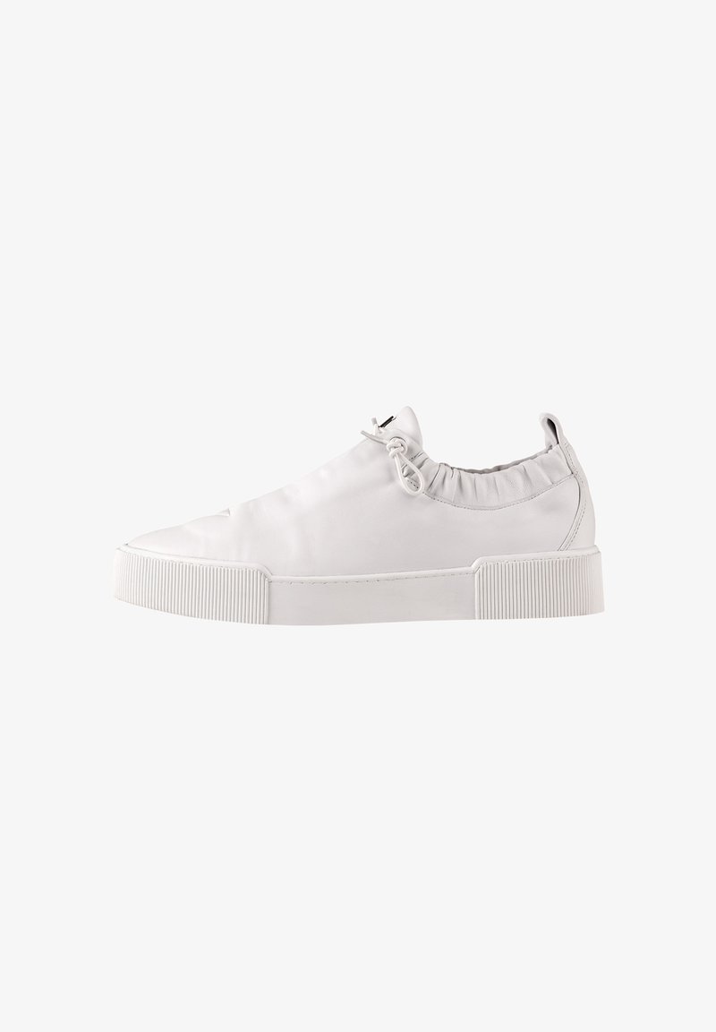 Biały niski sneaker z elastycznym kołnierzem, regulowanym sznurkiem i teksturowaną gumową podeszwą, przedstawiony w profilu z prawej strony na białym tle.
