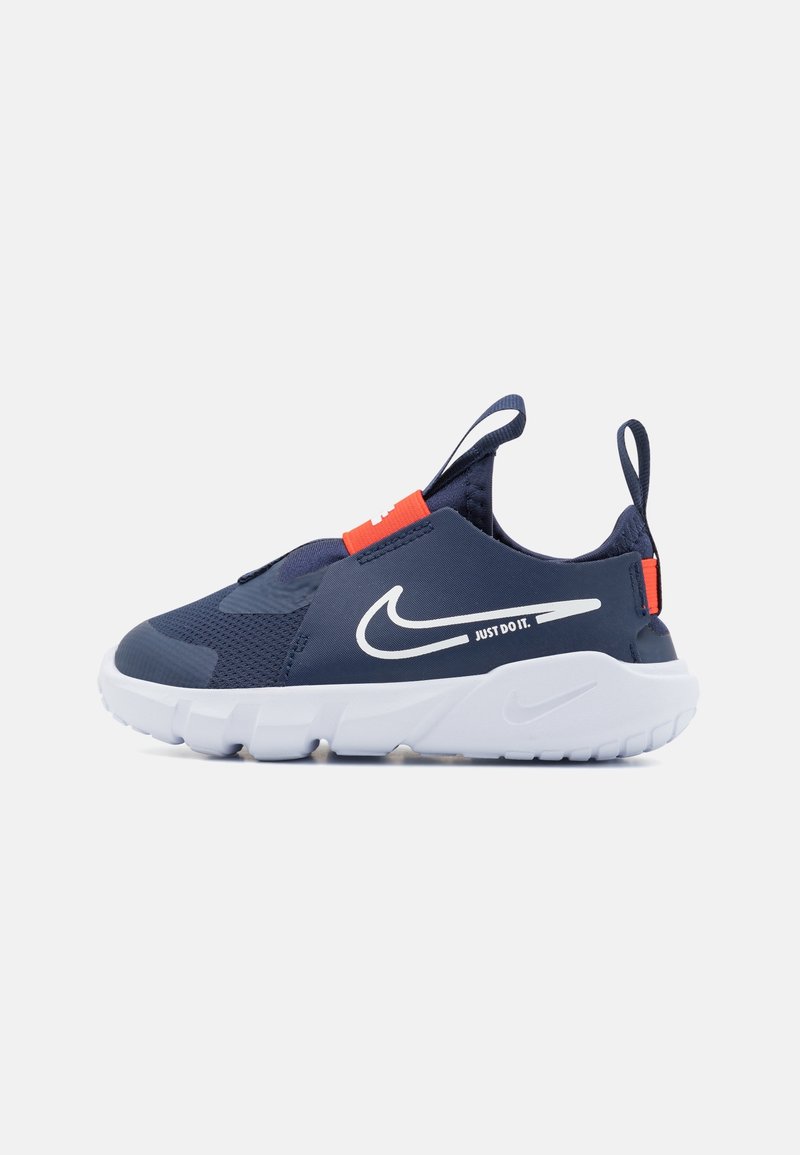 Baskets slip-on navy avec logo blanc, tige texturée et accents orange vif. Semelle légère avec un design segmenté pour plus de flexibilité.