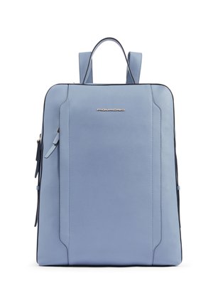 Lichtblauwe rechthoekige leren rugzak met bovenhandvat, verticale ritssluiting aan de zijkant en Piquadro-logo in het midden aan de voorkant.