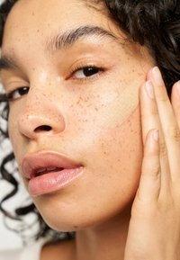 ILIA Beauty SKIN REWIND COMPLEXION STICK - Concealer - 12n sycamore