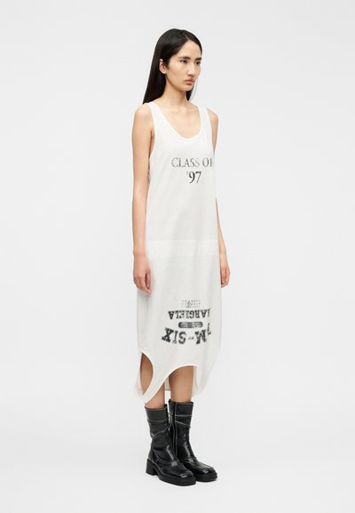 Rochie albă fără mâneci, cu imprimeu grafic „CLASS OF '97” în față și „VARIETA” în spate; material texturat cu fente laterale.