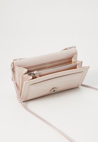 Pinko LOVE ONE VERNICE PIPING - Torba čez telo - cipria/antique gold-coloured
