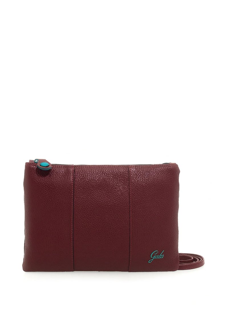 Borsa a tracolla in pelle granata con zip, tirazip turchese e piccolo logo "Gabs" turchese in basso a destra.