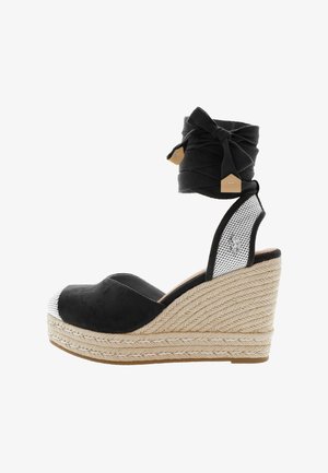 Sandale en cuir suédé noir avec une plateforme recouverte de jute, bout ouvert et enroulement de cheville en tissu, dotée d'un accent en maille métallique sur le talon.