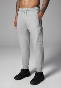 Next  REGULAR FIT szary