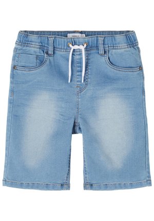 Lyseblå denimshorts med elastisk talje, hvid snøre, forlommer og subtile falmede områder på lårene.