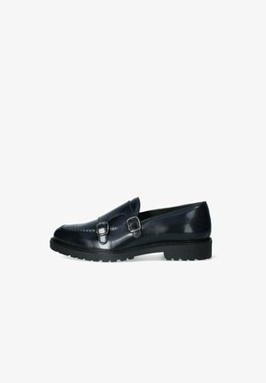 Scarpa slip-on in pelle blu scuro con due fibbie metalliche, dettagli cuciti e una spessa suola in gomma nera per una maggiore trazione.