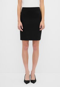 Jupe crayon noire en matériau extensible, avec un design ajusté, une taille haute et une coupe au genou. Texture lisse sans motifs.