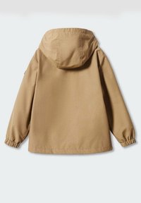 Brun vattentät jacka med huva, elastiska muddar och en slät yta. Har en enkel design utan synliga detaljer eller mönster.