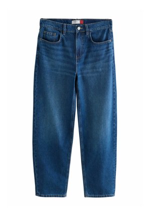 Jean en denim bleu foncé, avec une coupe droite, cinq poches, passants de ceinture et fermeture à bouton. Texture lisse avec des détails de décoloration.