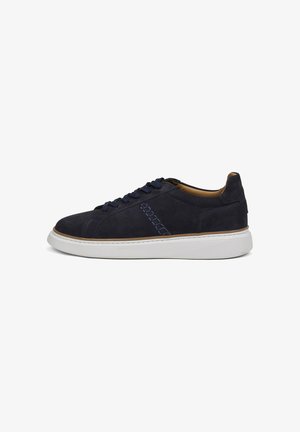 Niedrig geschnittener Sneaker aus marineblauem Wildleder mit Schnürverschluss, weißer Gummisohle und hellbraunem Innenfutter, seitlich gezeigt.