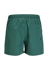 Zöld úszóshort könnyű anyagból, rugalmas derékkal, oldalsó zsebbel és egyszerű dizájnnal.