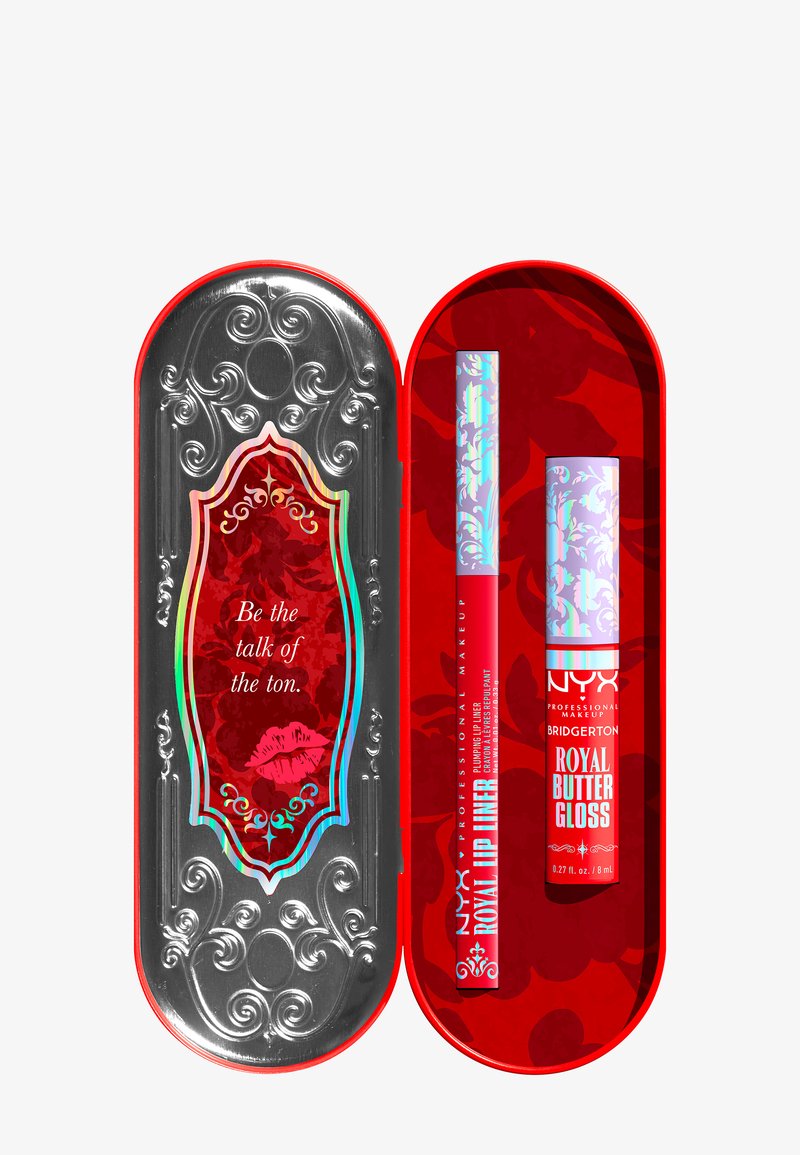 Rød metaldåse med præget sølvlåg. Indeholder to læbeprodukter: en lyserød læbepenna og en blomster-mønstret glansfuld læbepomade.