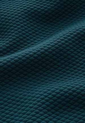 Teal textiel met een structuur en een ruitpatroon, met een zachte, geribbelde oppervlakte die diepte en visuele interesse creëert.