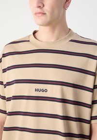 HUGO NISTRIPO - Triko s potiskem - medium beige