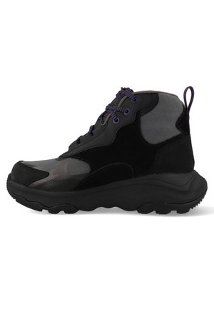 Zwarte mid-top sneaker met een mix van gladde en gestructureerde materialen, paarse veters en een gevoerde zool voor comfort.