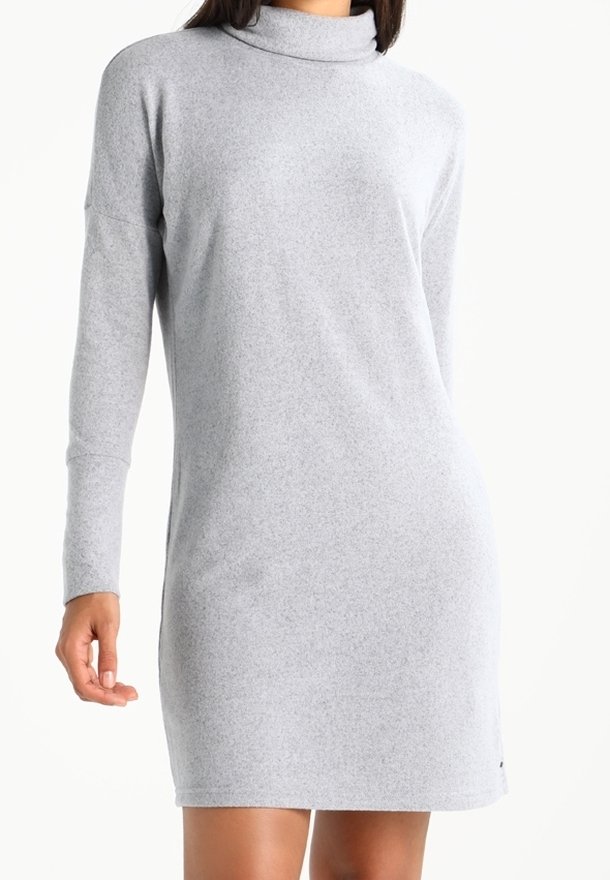 Grå polotröja klänning med långa ärmar, tillverkad av mjukt tyg, med en rak silhuett och knälång fåll.